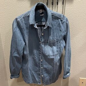 universal thread chambray blue button down top. S